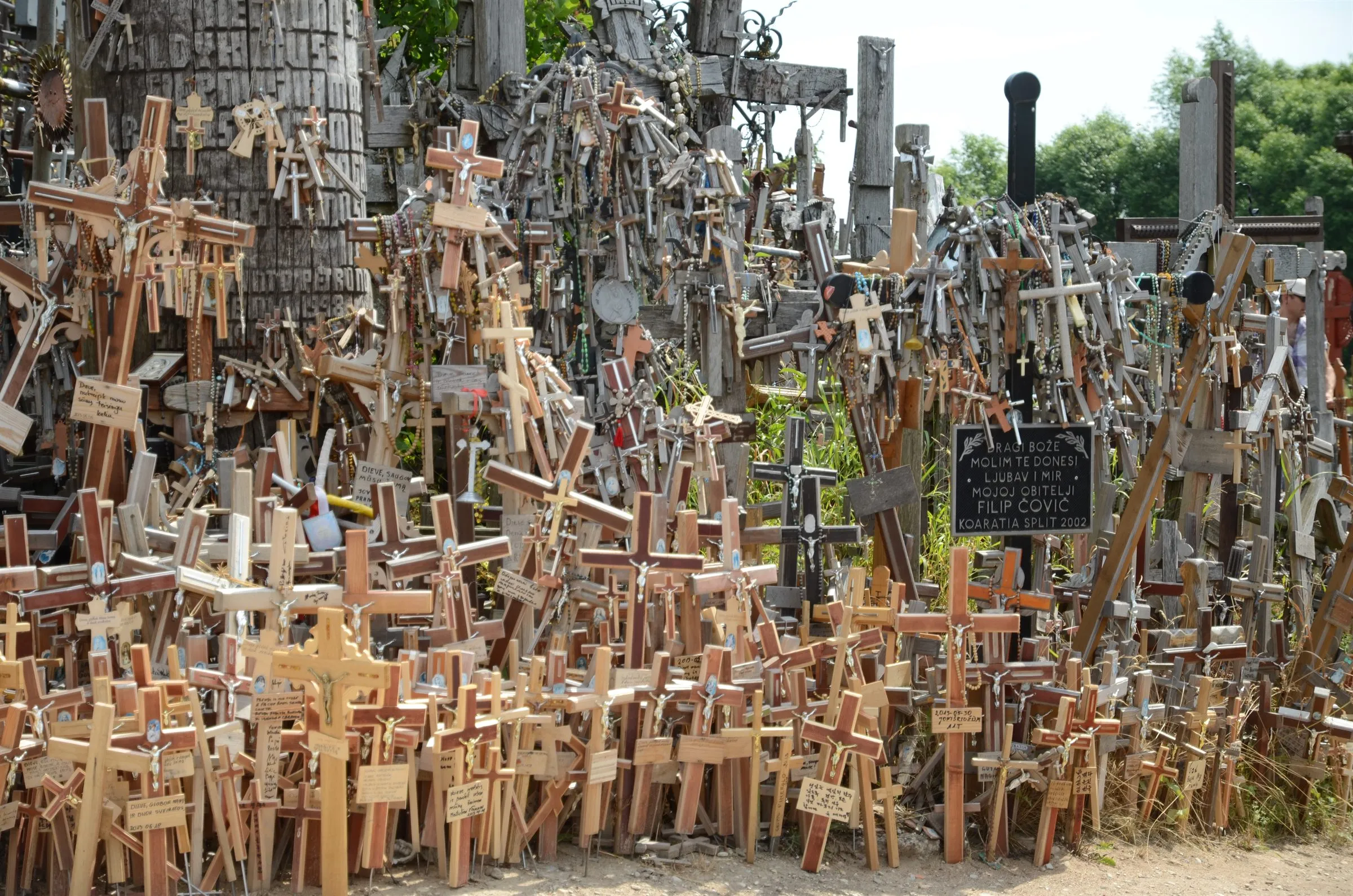 Der Berg der Kreuze in Litauen: tausende Holzkreuze dicht an dicht, große und kleine, viele mit Rosenkränzen behängt.